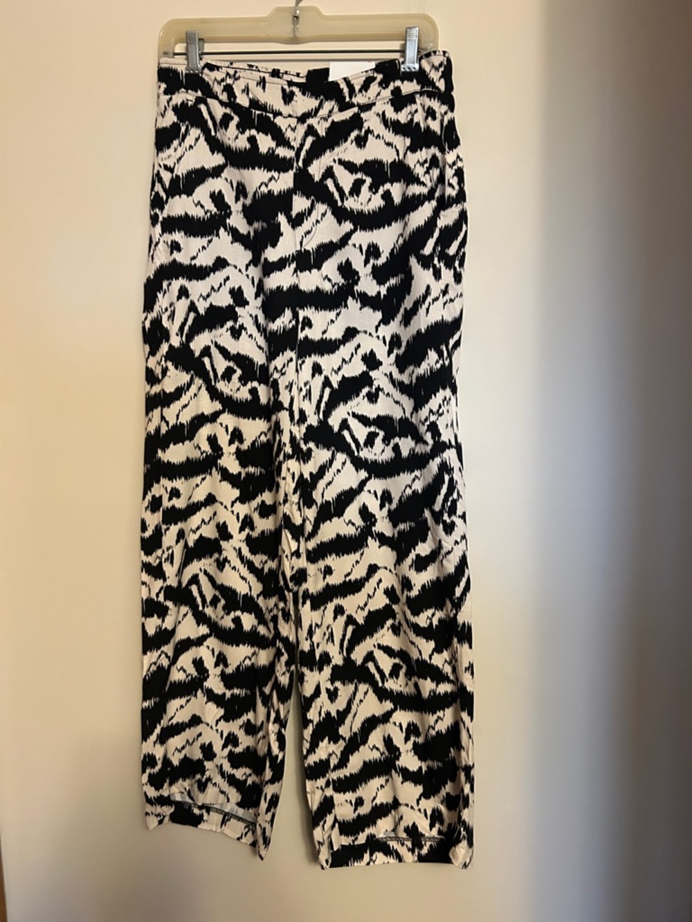 Old Navy black/cream 100% rayon wide leg pull on pants new with tag size M